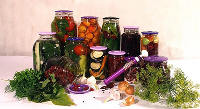 Такие разные заготовки: преимущества крышек твист-офф, банок с бугельным замком и вакуумного консервирования