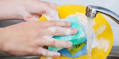 Отмыть до блеска: какую купить губку для мытья посуды?