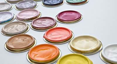 Быстро, эффектно, аккуратно: в каких случаях лучше купить водно-дисперсионные краски?