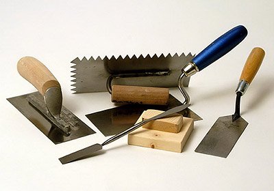 С точностью до миллиметра: чем хороша гипсовая штукатурка?