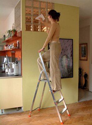 От домашних хлопот до профессионального ремонта: как выбрать стремянку?